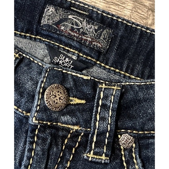 Silver Jeans Women's Suki Mid Rise Destructed Cut-Off Jean Shorts SZ 26 (27x8) - Picture 4 of 10